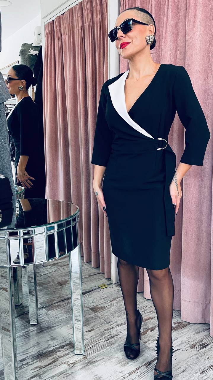 Φόρεμα μαύρο σε ίσια γραμμή με λευκό μονό γιακά και λεπτομέρεια ζωνακι