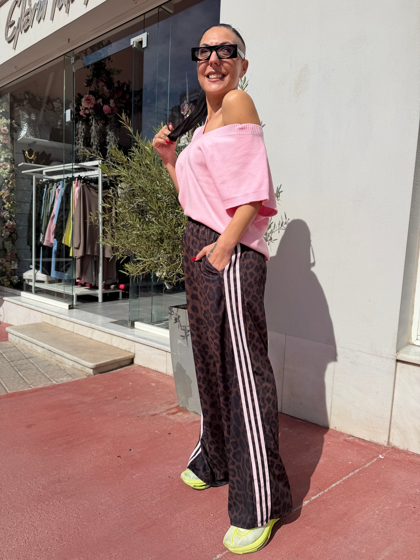 Φόρμα με ίσια γραμμή Jaguar print και ρίγα ροζ-2