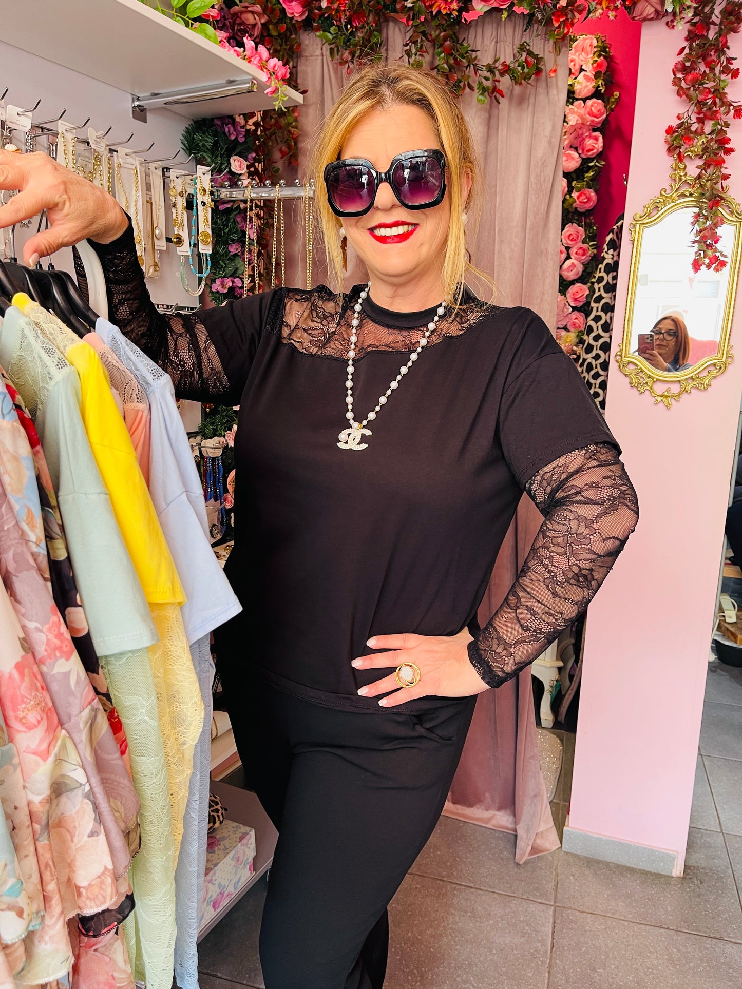 Κομψή Γυναικεία Μπλούζα με Δαντέλα – Μοντέρνο & Θηλυκό Στυλ