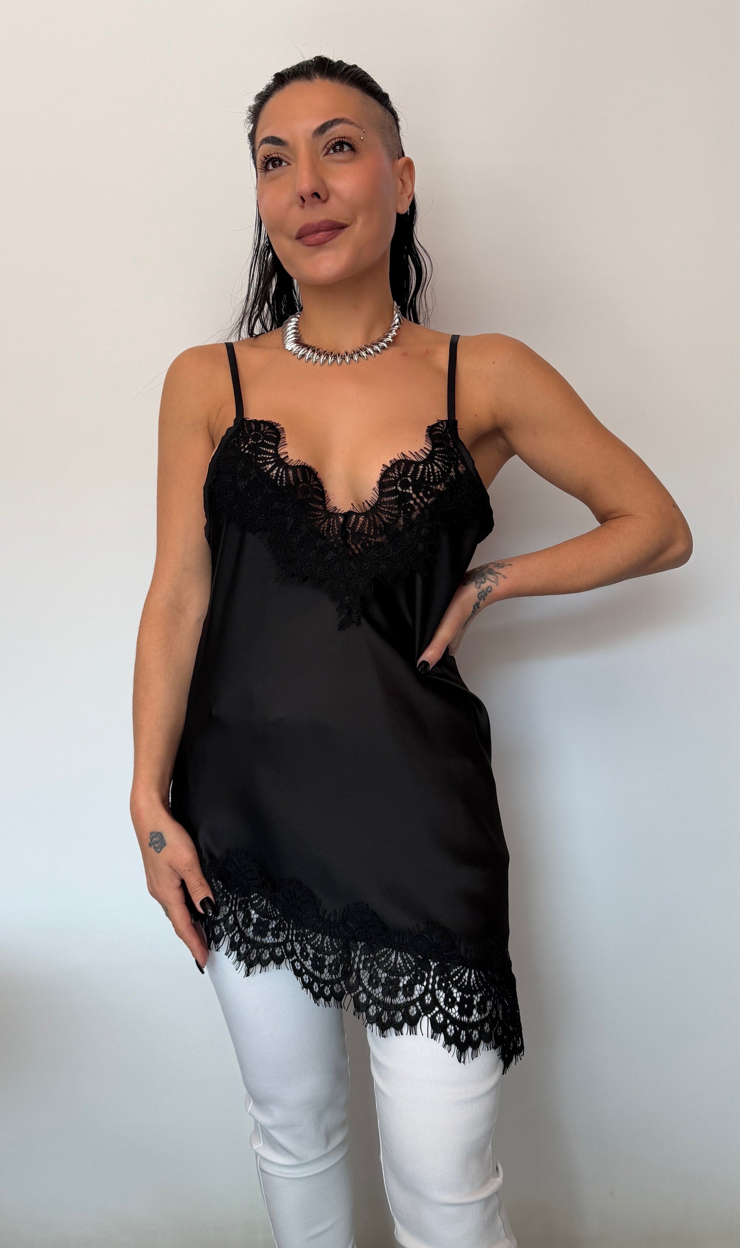 Γυναικείο Satin Top με Δαντέλα & Ασύμμετρο Τελείωμα Μαύρο-4