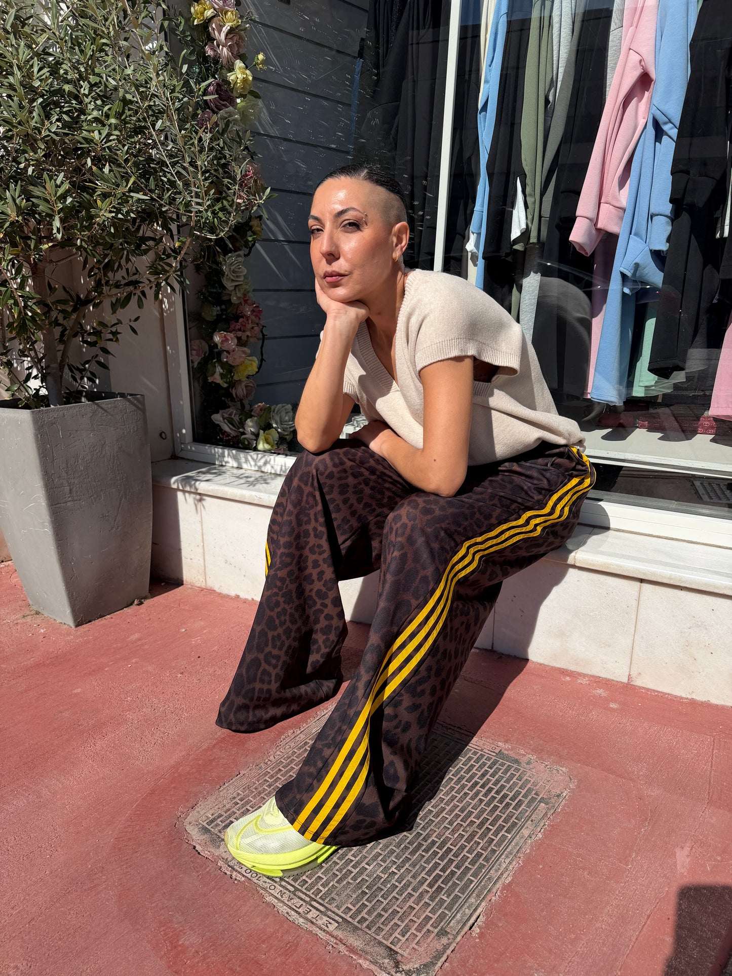 Φόρμα με ίσια γραμμή Jaguar print και ρίγα κιτρινο -1