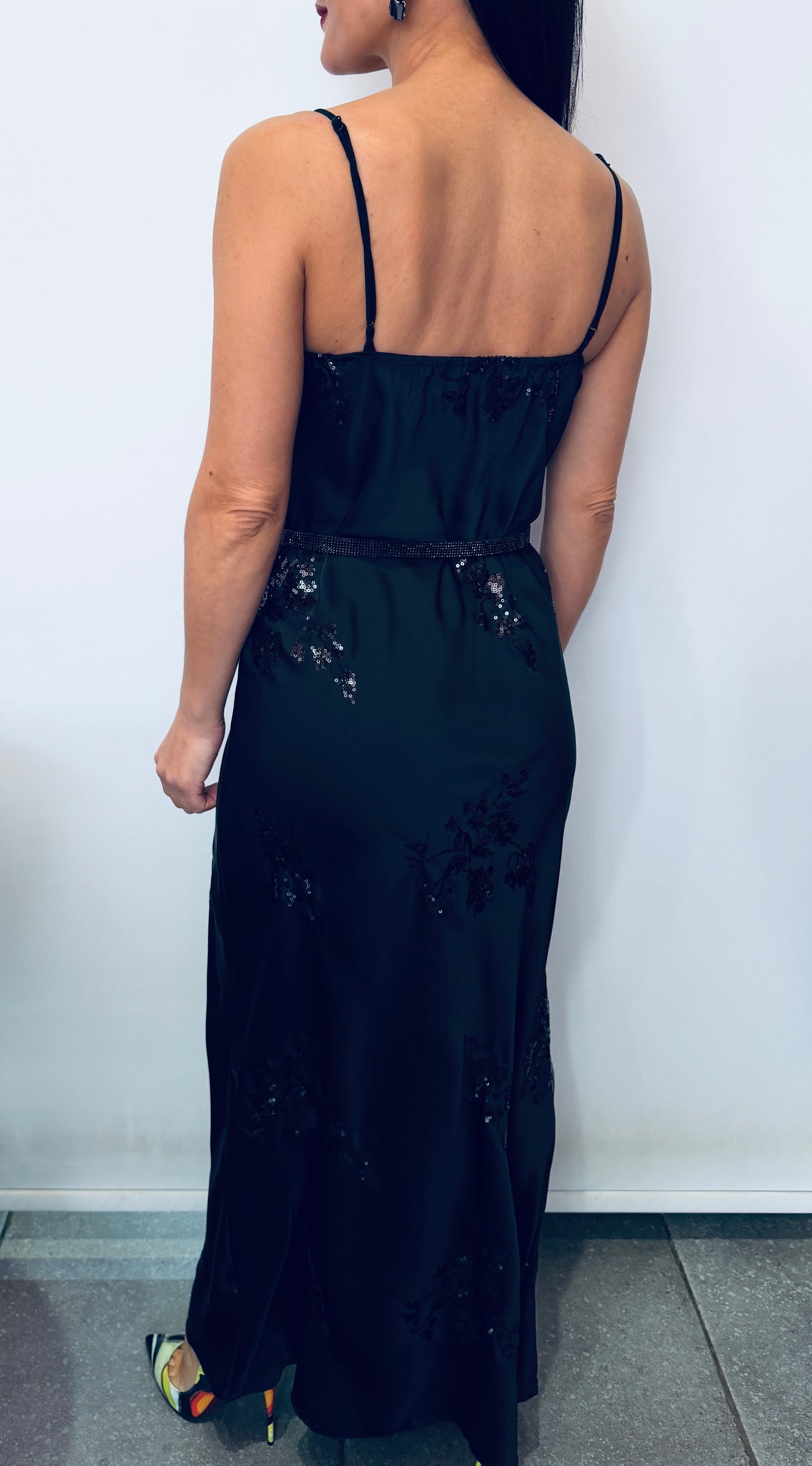 Maxi Φόρεμα με Τιράντες Satin – Elegant & Chic Look μαύρο -2