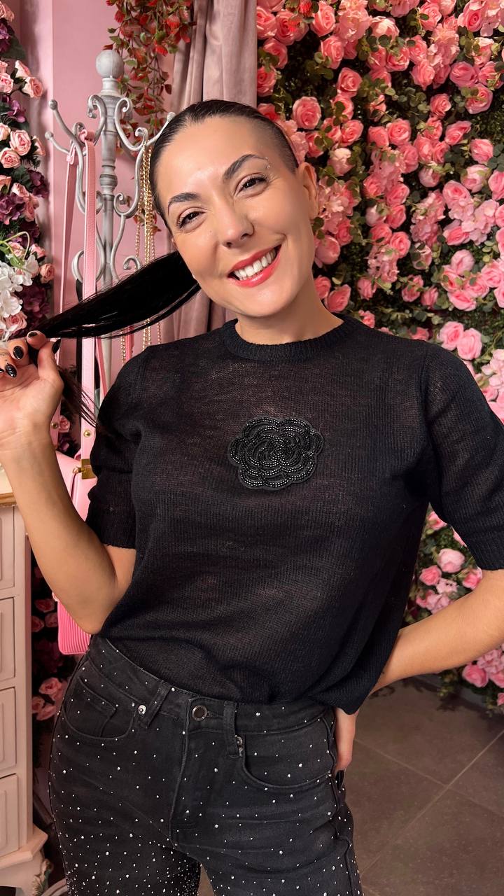 Πλεκτό κοντομάνικο με απλικε λουλούδι μαύρο - 1