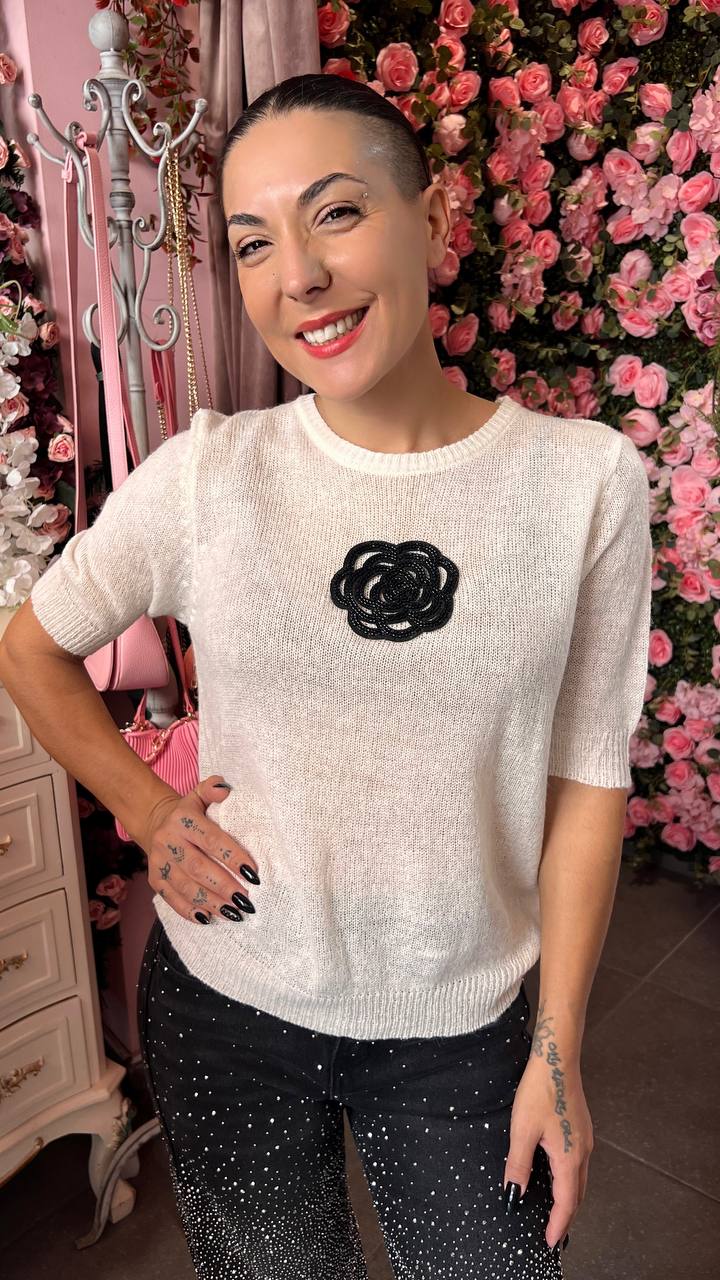 Πλεκτό κοντομάνικο με απλικε λουλούδι άσπρο-2