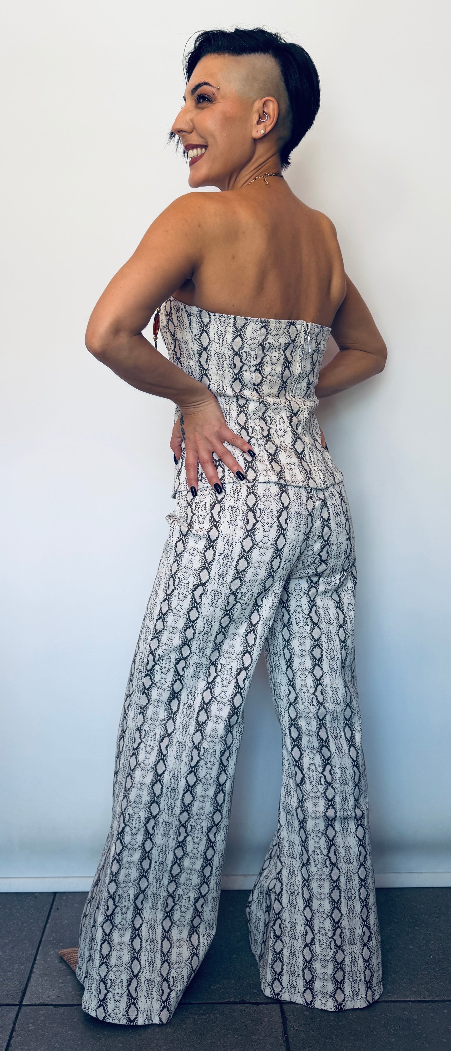 Σετ Τζιν Snake Print με Strapless Top και Καμπάνα Παντελόνι