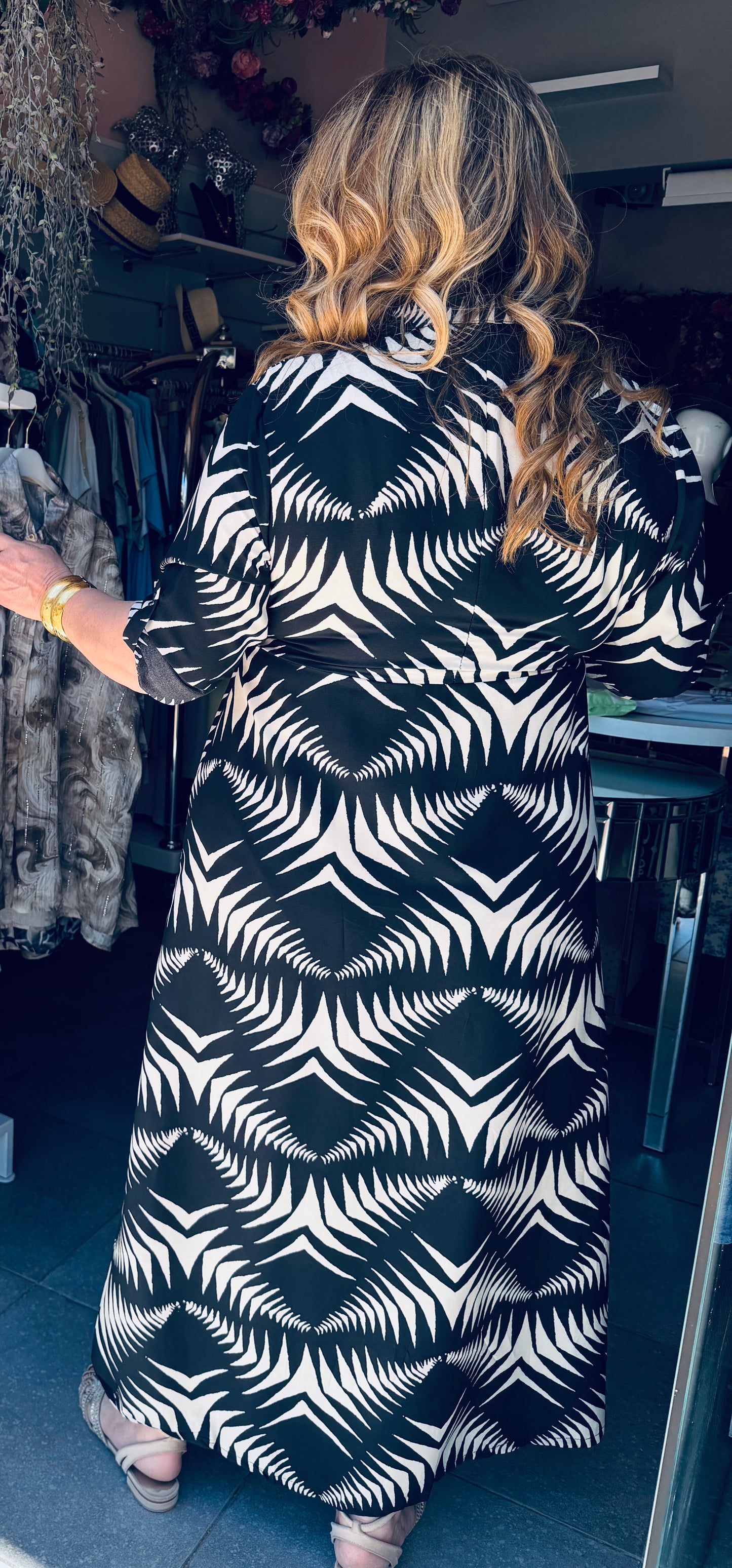 Μάξι Φόρεμα Σεμιζιέ με Σχέδιο & Ζωνάκι Plus Size Μαυρο-Ασπρο -3