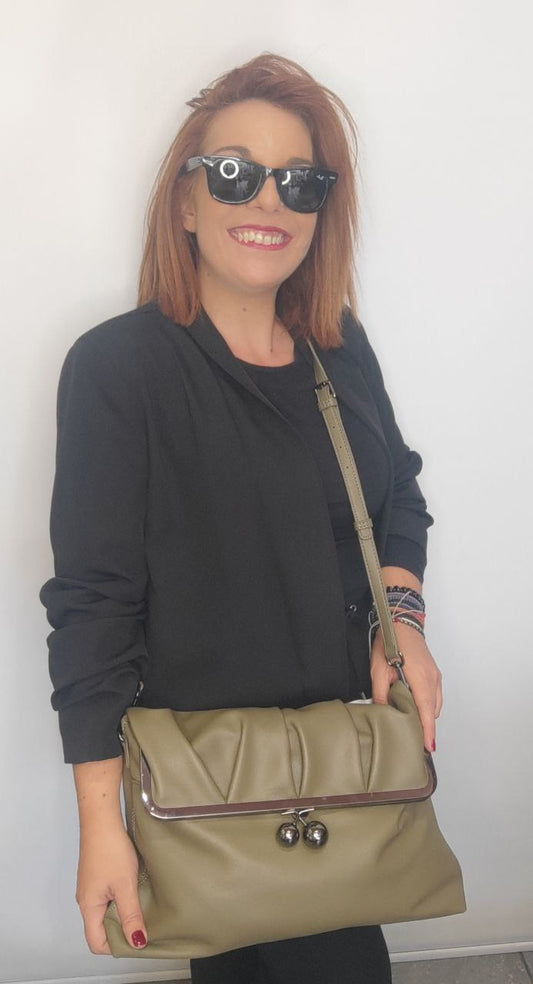 Δερμάτινη αναδιπλούμενη clutch λαδι-1