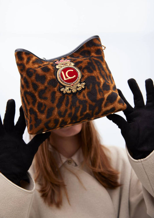 Lola Casademund ΤΣΑΝΤΑ ΧΕΙΡΟΣ ΜΕ ΛΟΥΡΑΚΙ ΛΕΟΠΑΡ