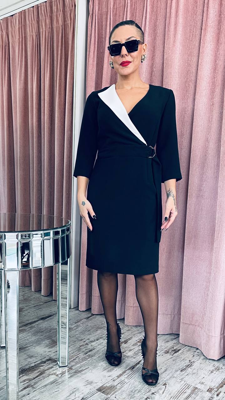 Φόρεμα μαύρο σε ίσια γραμμή με λευκό μονό γιακά και λεπτομέρεια ζωνακι