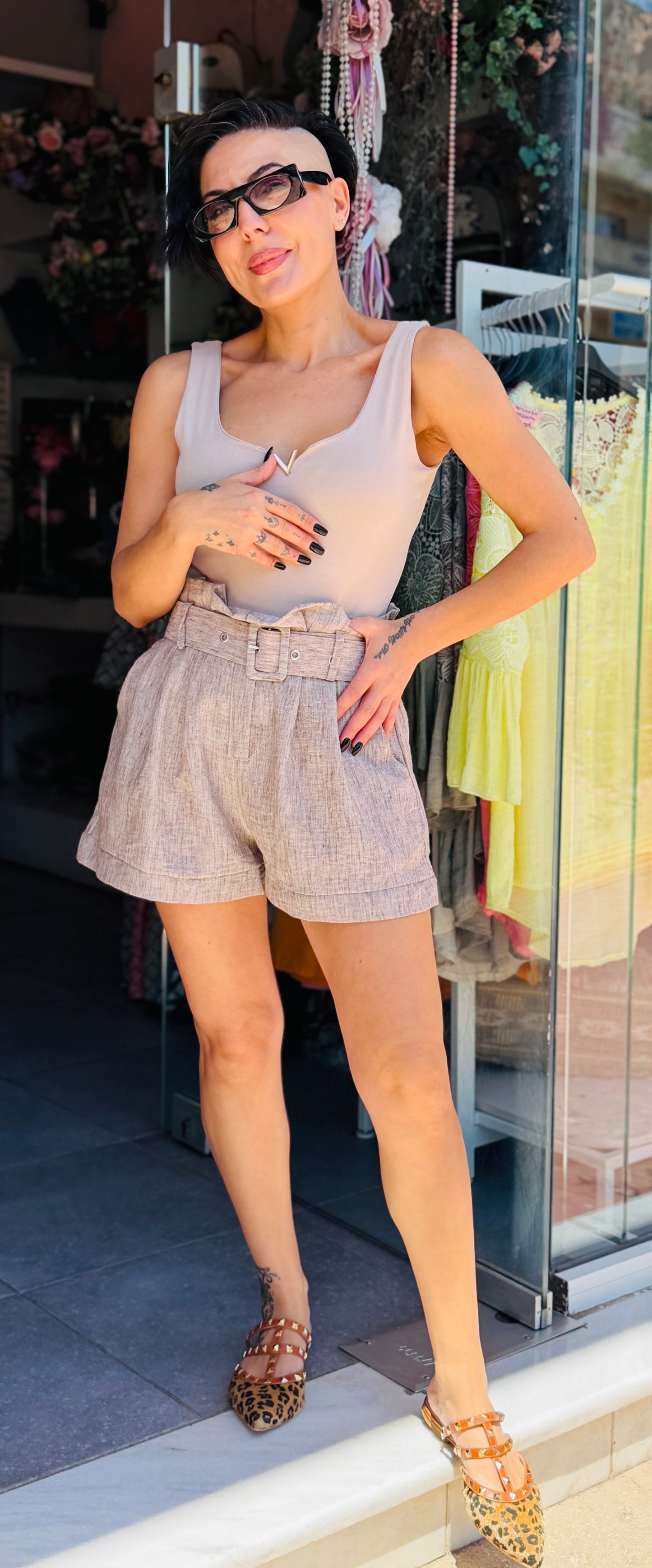Ψηλόμεσο Shorts με Ζώνη – Μπεζ-3
