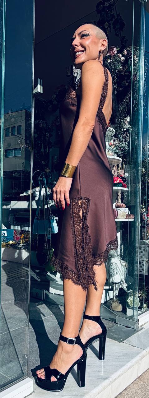 Καφέ lingerie με δαντελένιες λεπτομέρειες