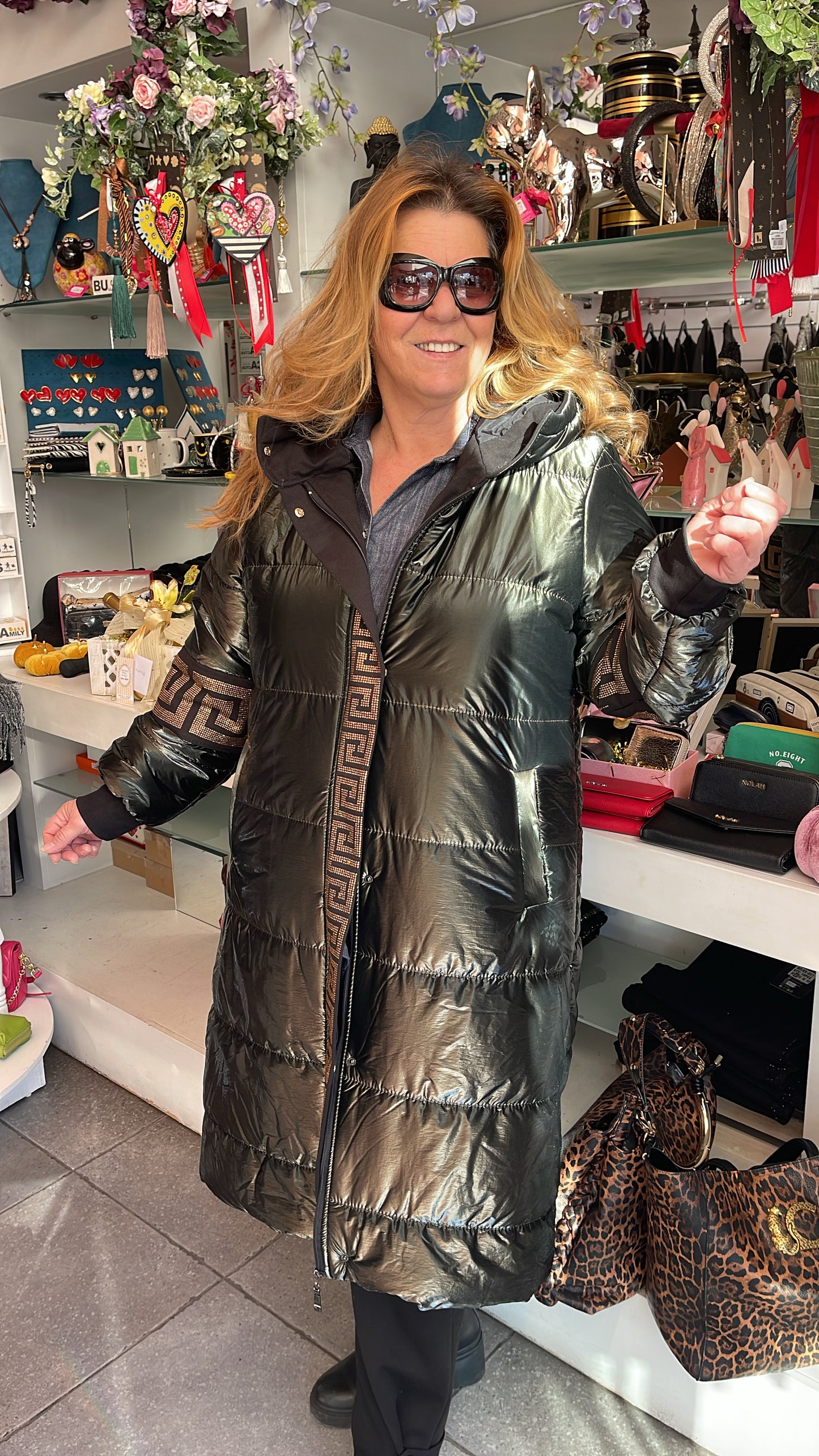 Μακρύ μπουφάν με λεπτομέρειες από στρας μαύρο.