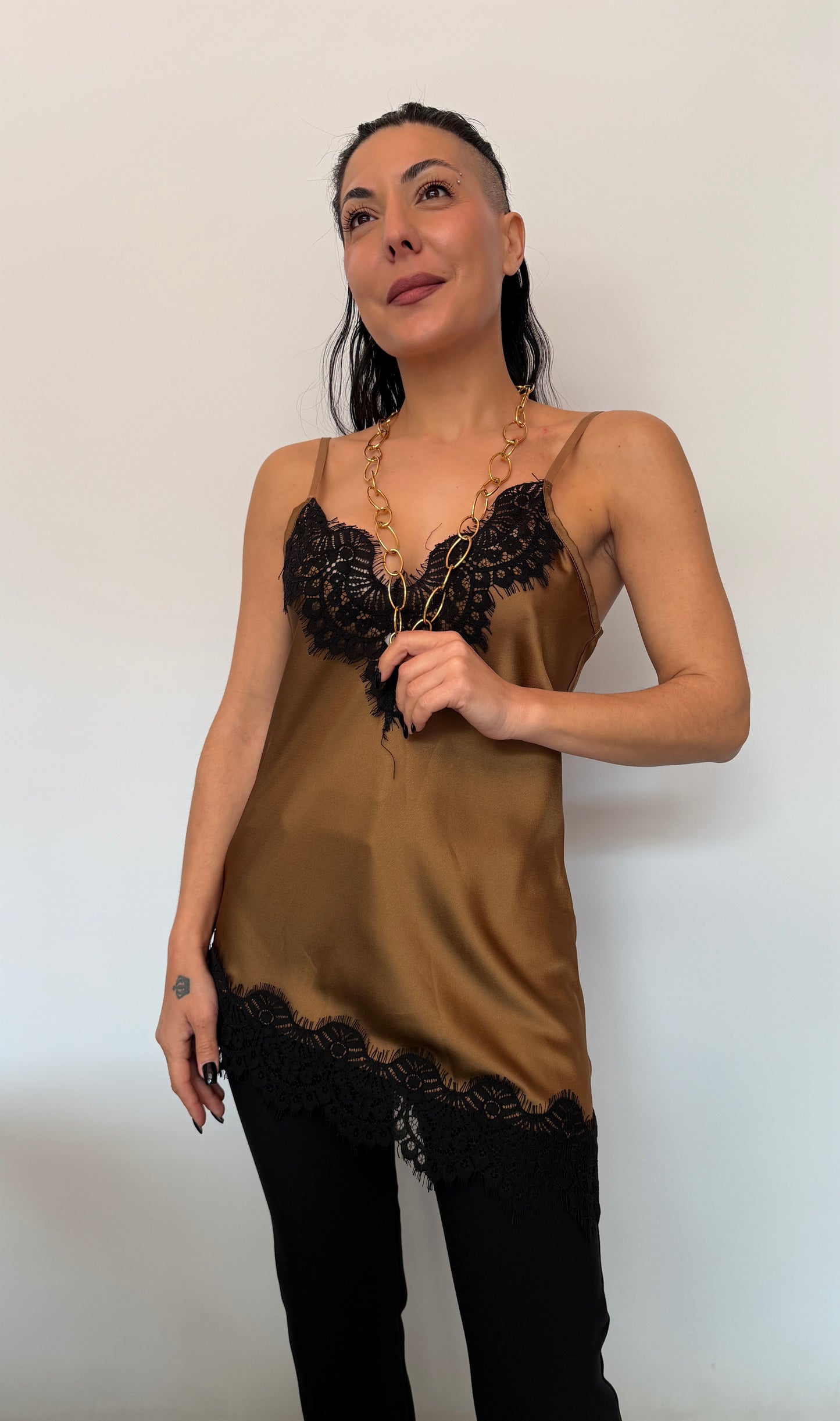 Γυναικείο Satin Top με Δαντέλα & Ασύμμετρο Τελείωμα Καφε-2