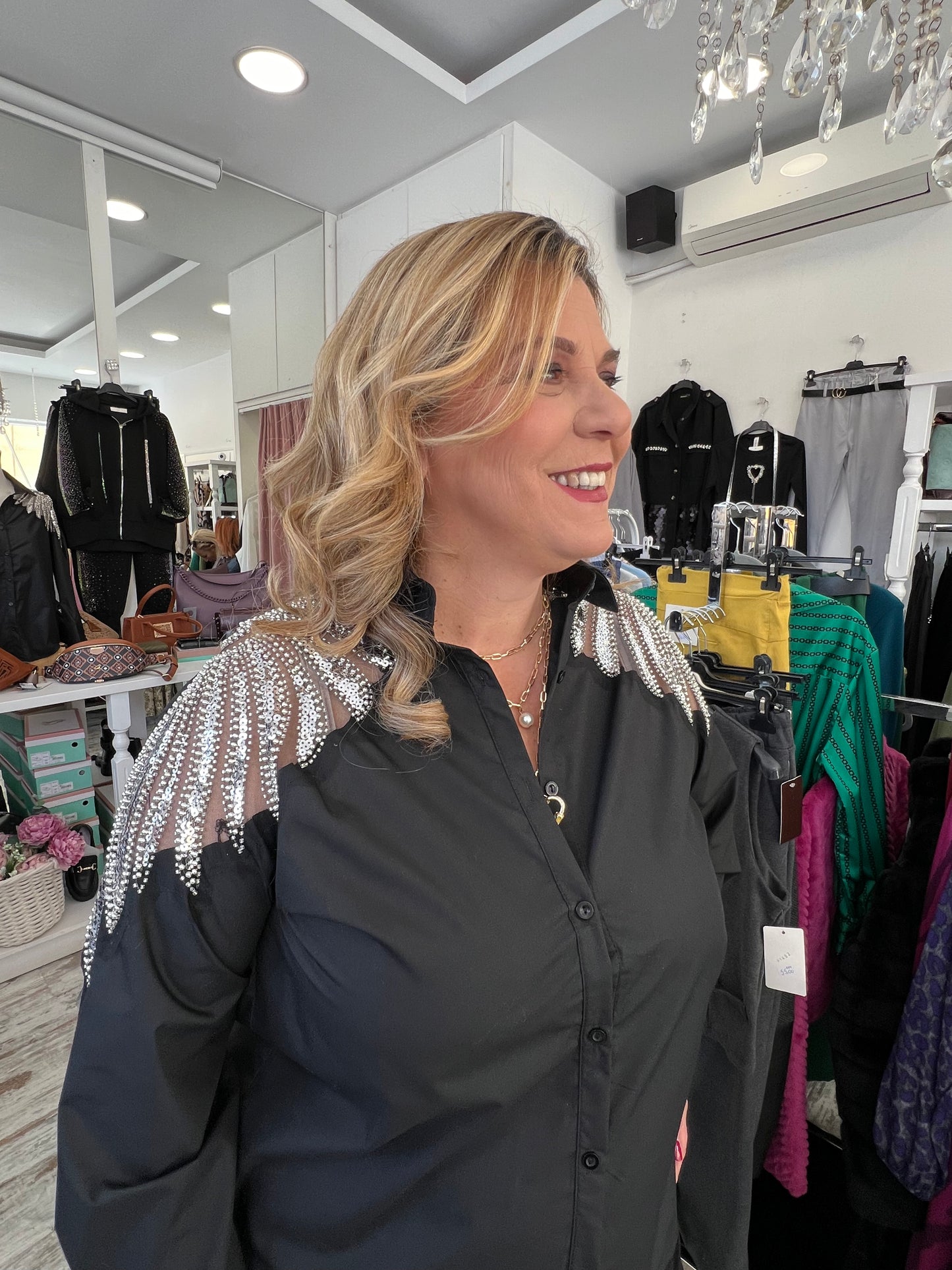 Πουκάμισο με στρας στους ώμους