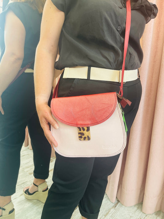 Χειροποίητη Δερμάτινη Χιαστί Τσάντα – Ιδανική για Κάθε Outfit