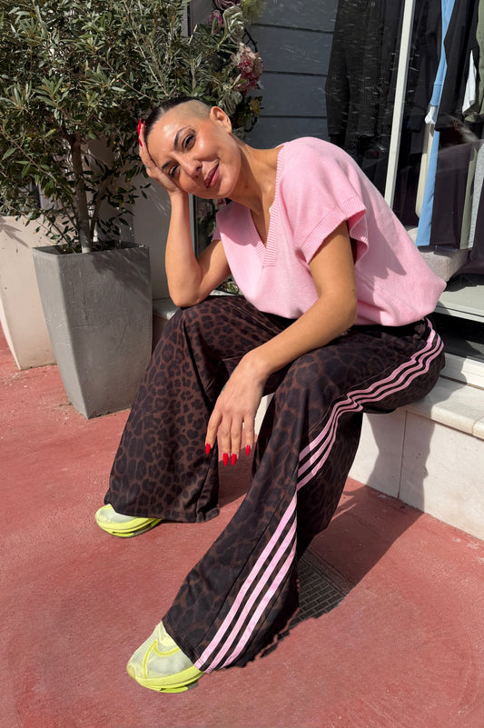 Φόρμα με ίσια γραμμή Jaguar print και ρίγα ροζ-2