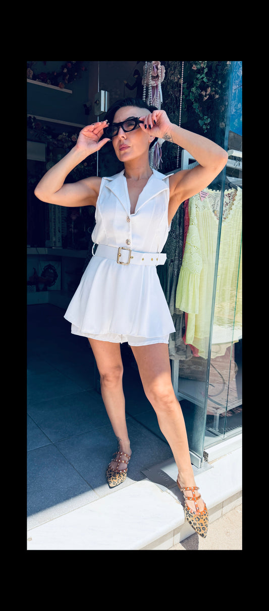 Γυναικείο Ολόσωμο Λευκό Σορτς Κρουαζέ με Ζώνη και Χρυσές Λεπτομέρειες-4