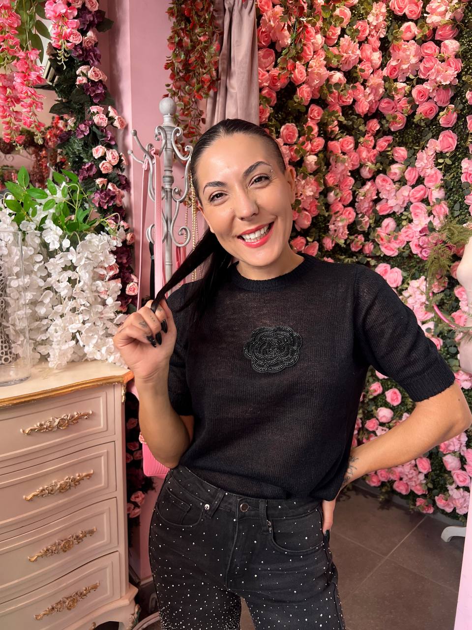 Πλεκτό κοντομάνικο με απλικε λουλούδι μαύρο - 1