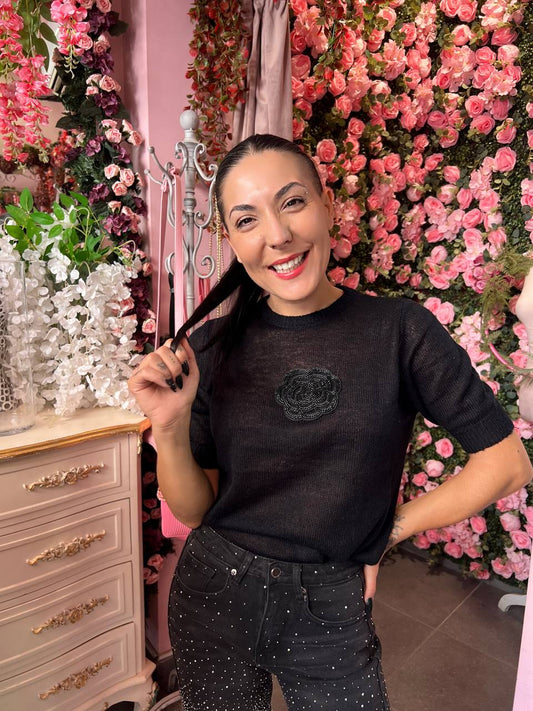 Πλεκτό κοντομάνικο με απλικε λουλούδι μαύρο - 1